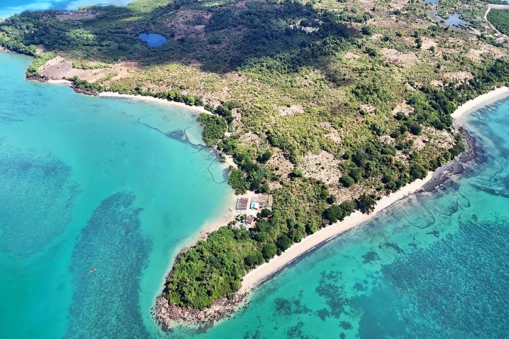 large scale image of the entire nosy faly property with both beaches, bay and houses