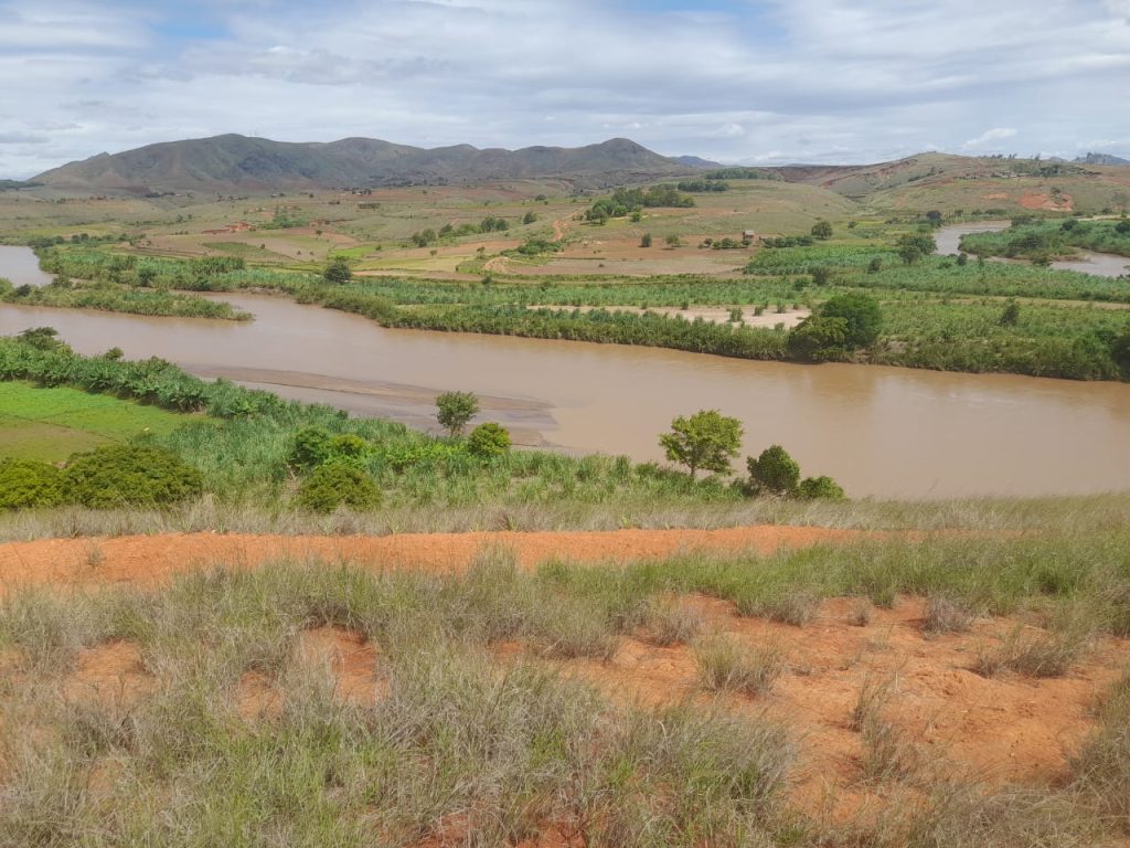image montrant une parcelle de terre agricole de Madagascar traversée par une rivière