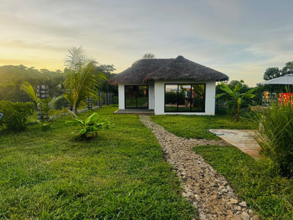 Villa tropicale sur l'île de Nosy Be à Madagascar, vue depuis l'entrée principale