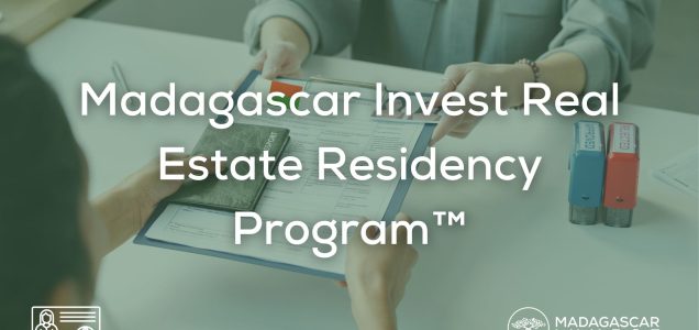 Image avec le titre superposé du programme de résidence immobilière de Madagascar montrant 2 personnes échangeant des documents de demande de résidence