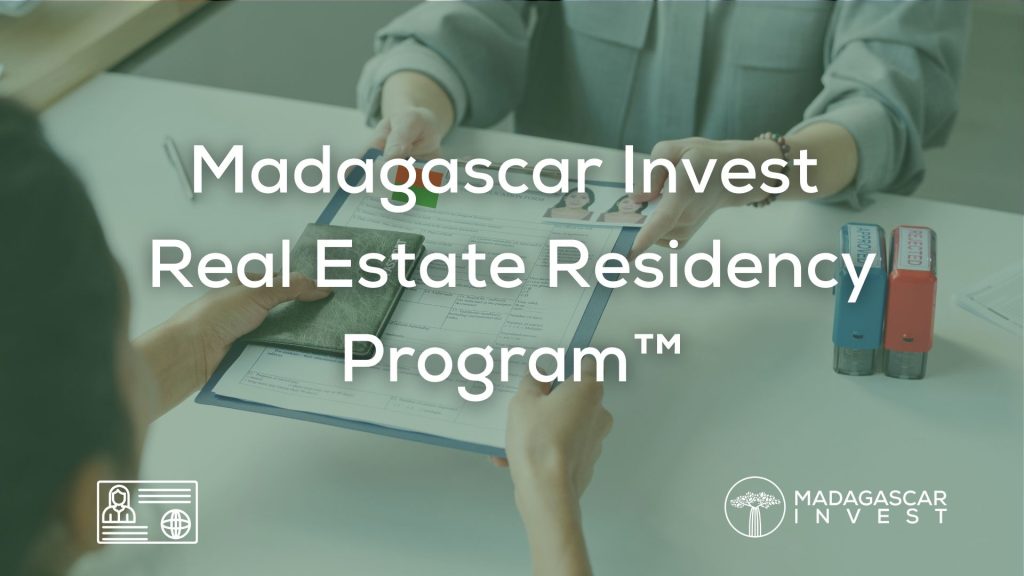 Image avec le titre superposé du programme de résidence immobilière de Madagascar montrant 2 personnes échangeant des documents de demande de résidence