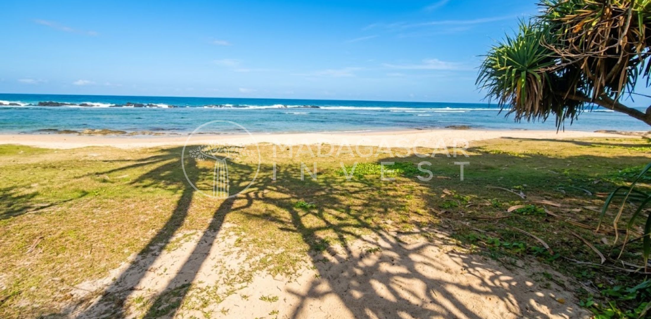 Large Beachfront Land on Sainte Marie Island 3 Grand terrain en bord de mer à vendre sur l'île Sainte-Marie